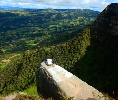 turiswmo-fuquene-piedra-colgada