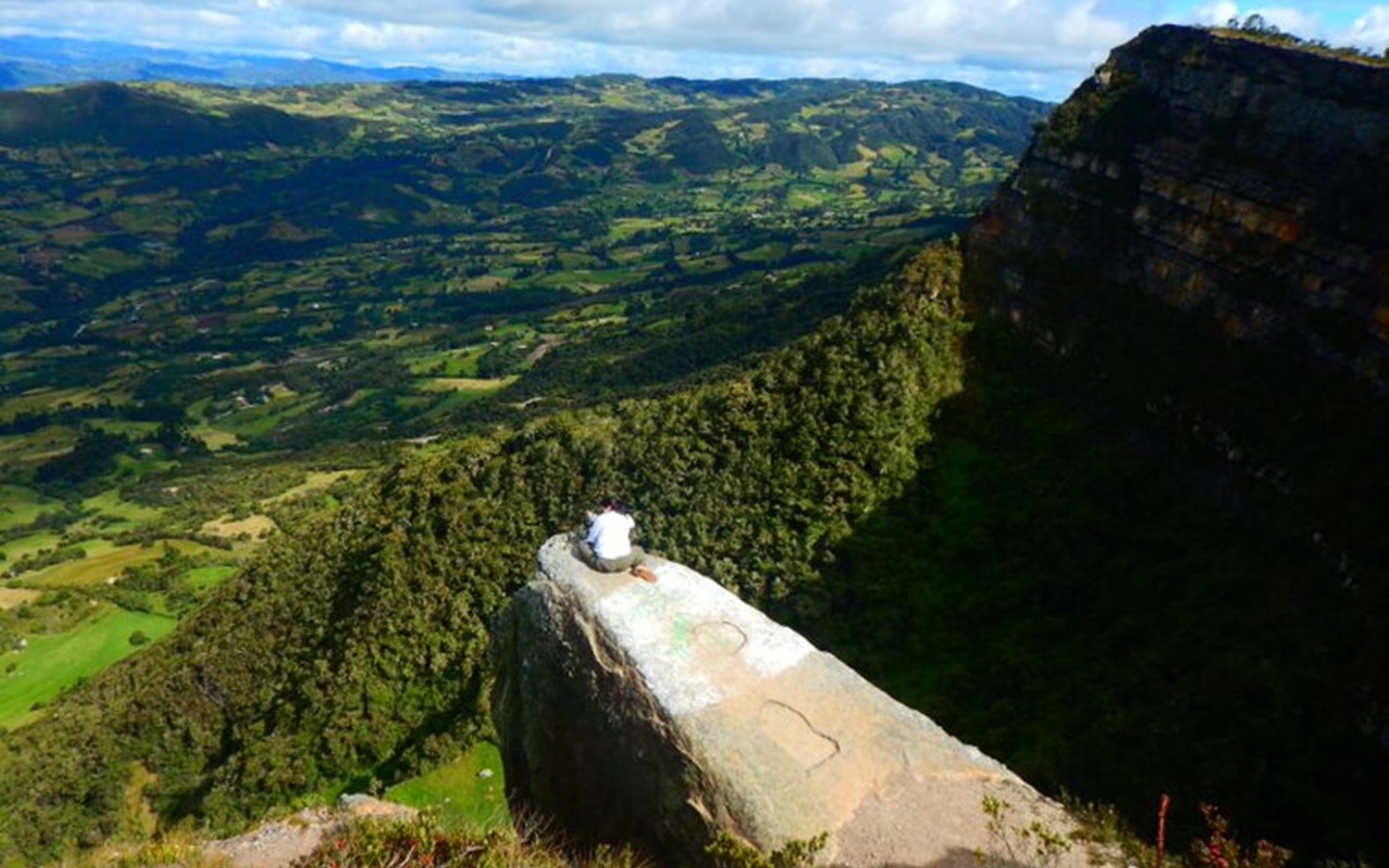 turiswmo-fuquene-piedra-colgada